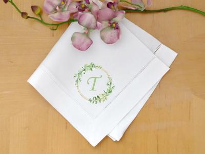Set of 4 Custom Linen Dinner Napkins w/ Spring Wreath 1 Initial