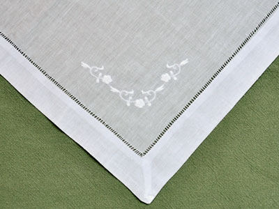 1 Dozen White Linen Dinner Napkins with a Daisy Chain Design
