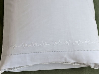 Pair of Cotton Pillowcases with A Daisy Chain Design
