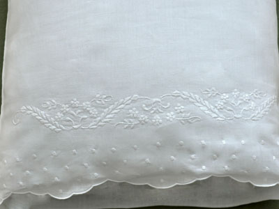 Pair of Cotton Pillowcases with Daisy Feathers