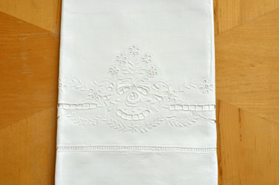 Set of 2 Linen Guest Bath Towels with a Daisy Bouquet Design