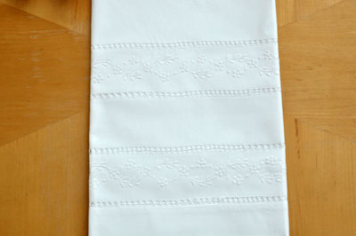 Set of 2 Linen Bath Towels with a Floral Vine Design