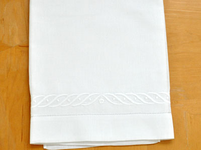 Set of 2 Linen Embroidered Wave Bath Towels