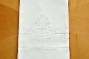 Set of 2 Linen Guest Bath Towels with a Daisy Bouquet Design