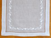 4 Pc Set White Linen Placemats With Chain of Daisies