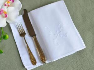 1 Dozen White Dinner  Napkins with a Daisy Design