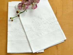 Set of 2 Linen Guest Bath Towels with a Daisy Bouquet Design