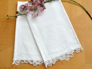 Set of 2 Linen Bath Towels with Flowers and Tatting Lace