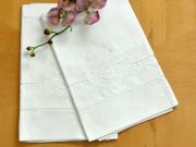 Set of 2 Linen Guest Bath Towels with a Daisy Bouquet Design