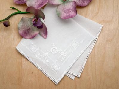 Delicate German Daisy Pinspoke Handkerchief