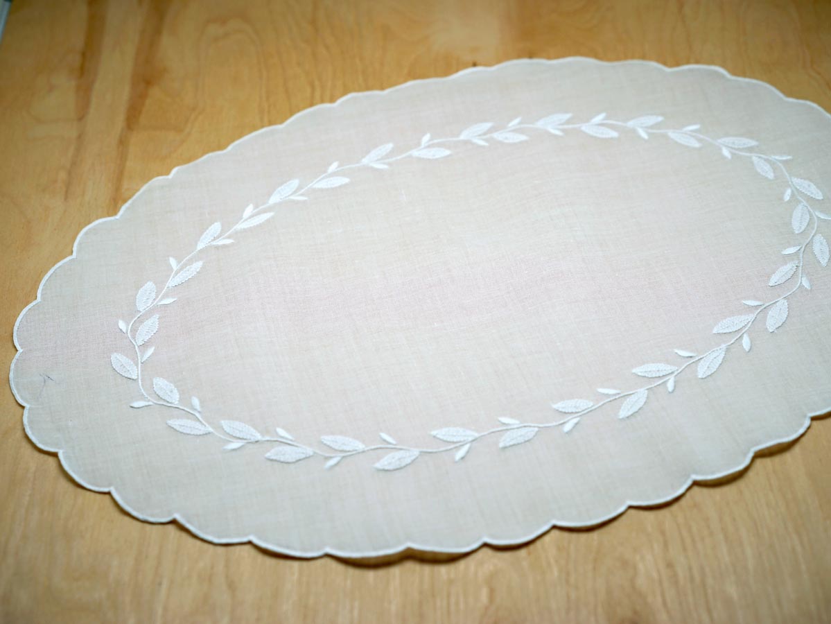 White Oval Laurel Leaves Tray Cloth