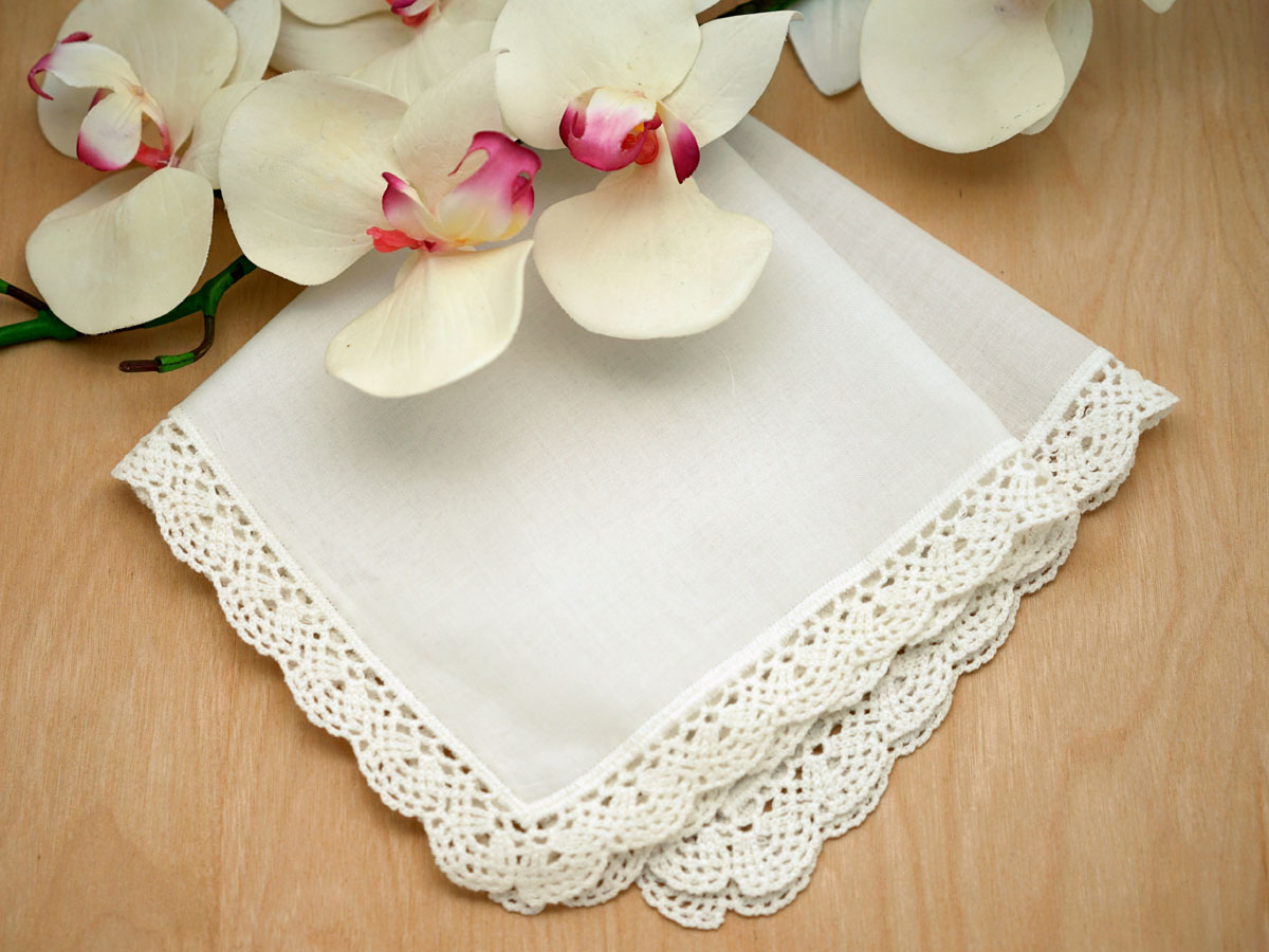 Set of 3 Ivory Small Scallop Cluny Lace Handkerchiefs
