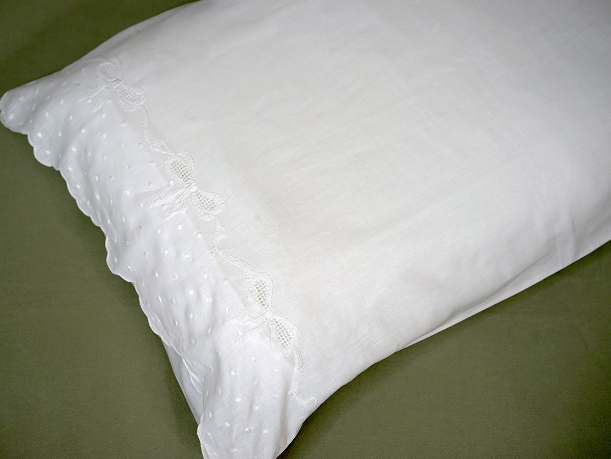 Pair of White Dots and Bow Pillowcases
