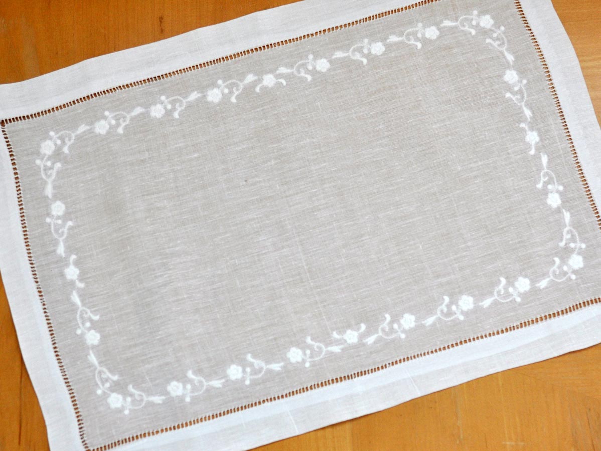4 Pc Set White Linen Placemats With Chain of Daisies