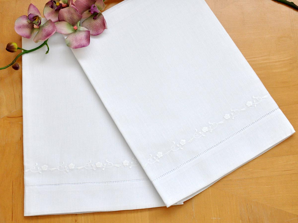 Set of 2 Linen Embroidered Daisy Chain Bath Towels