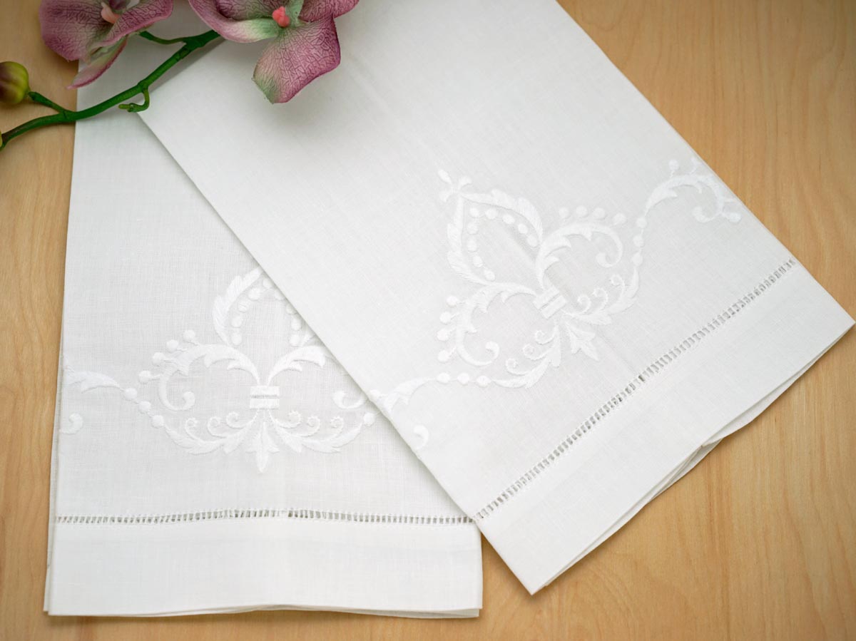 Set of 4 Linen Tea Towels with a Regal Fleur De Lis Design