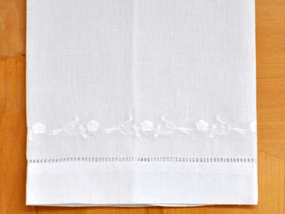 Set of 4 Linen Guest Towels with Chain of Daisies
